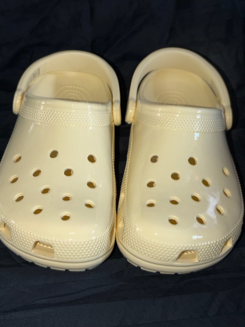 Women’s Size 8 CROCS CLASSIC CLOGS Shiny Off White (Buttercream?) Men’s 6 - Picture 3 of 9